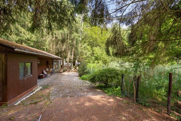 Holiday home in need of renovation, with a pond, in Vaalbeek