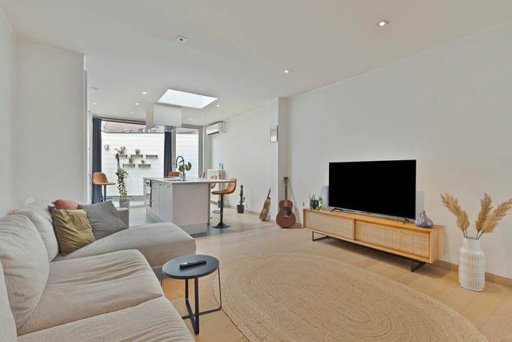 Move-in ready with 3 bedrooms, solar panels, AC and terrace!