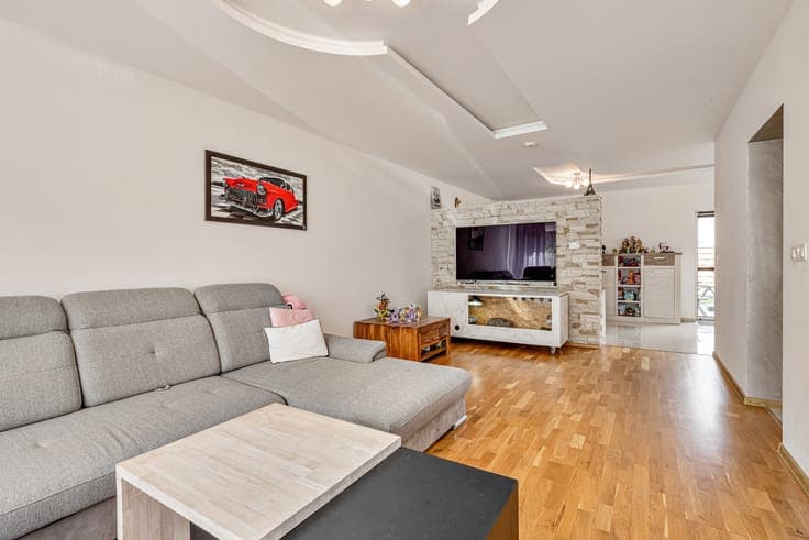 Energy-efficient, move-in-ready 5-bedroom detached house