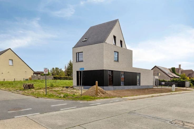 Niewbouw halfopen Bebouwing met 4 slaapkamer en bureau