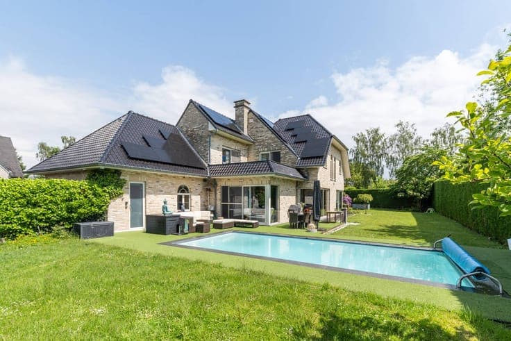 Exclusive villa with pool on a prime location in Wemmel