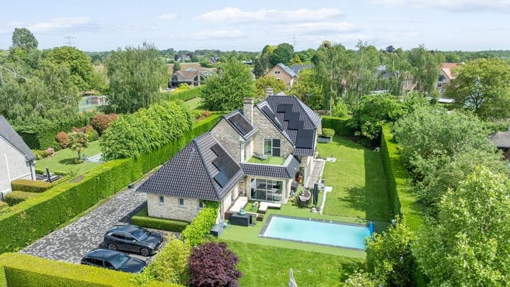 Exclusive villa with pool on a prime location in Wemmel