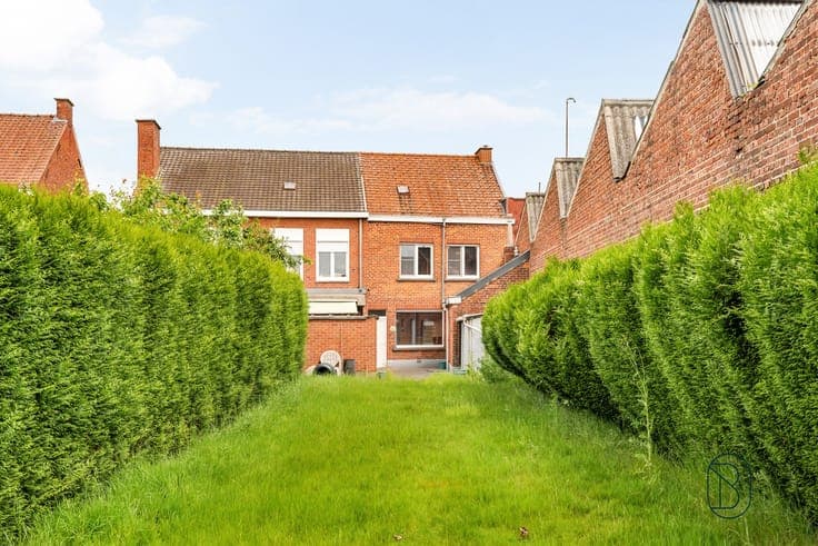 Te renoveren gezinswoning met 3 slaapkamers en grote tuin!
