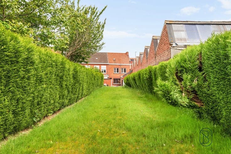 Te renoveren gezinswoning met 3 slaapkamers en grote tuin!