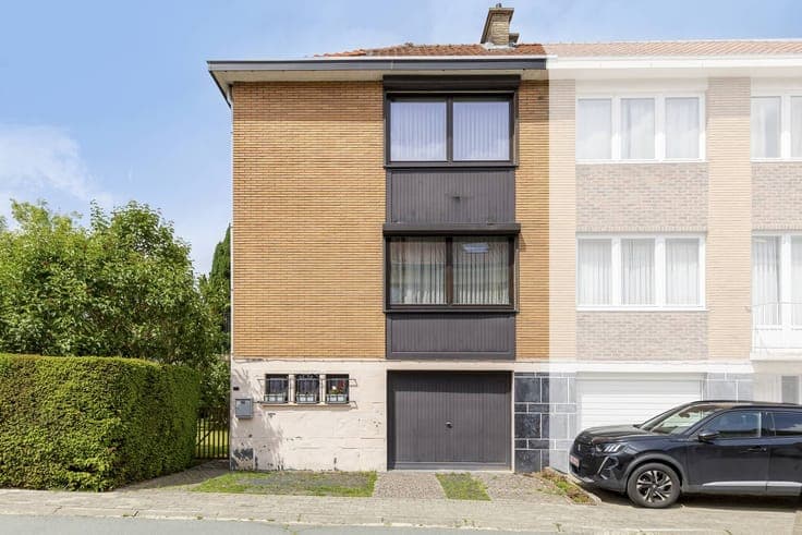 Charming bel-étage house with beautiful garden in a prime lo