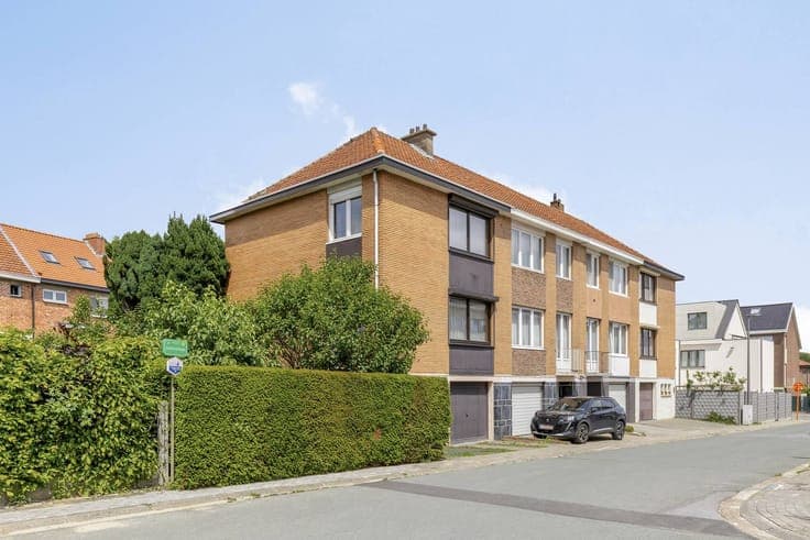 Charming bel-étage house with beautiful garden in a prime lo