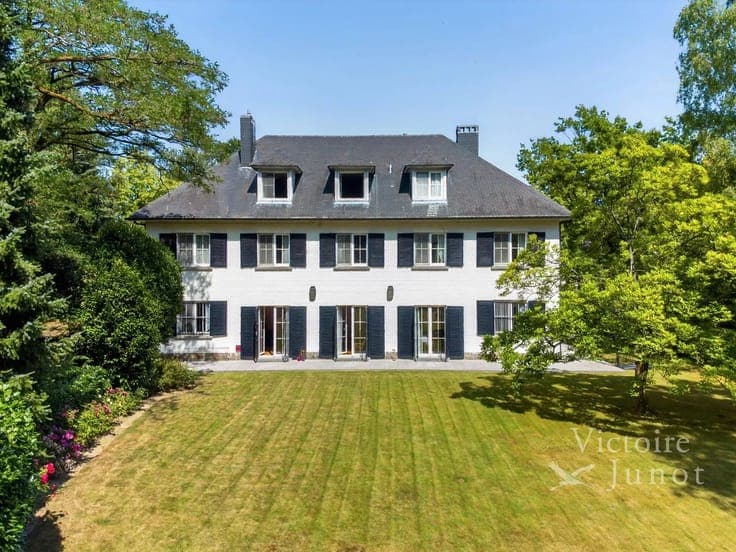 Spacious villa with elevator near Place Dumon