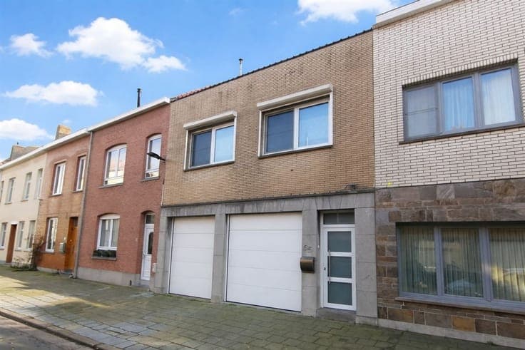 Instapklare gezinswoning met dubbele garage en zuidgerich...
