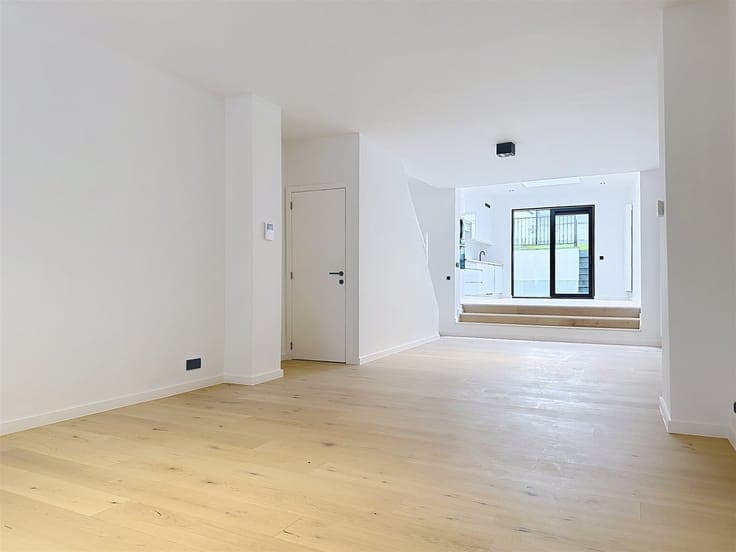 Beautifully Renovated Townhouse with 5 Bedrooms, 2 Bathrooms