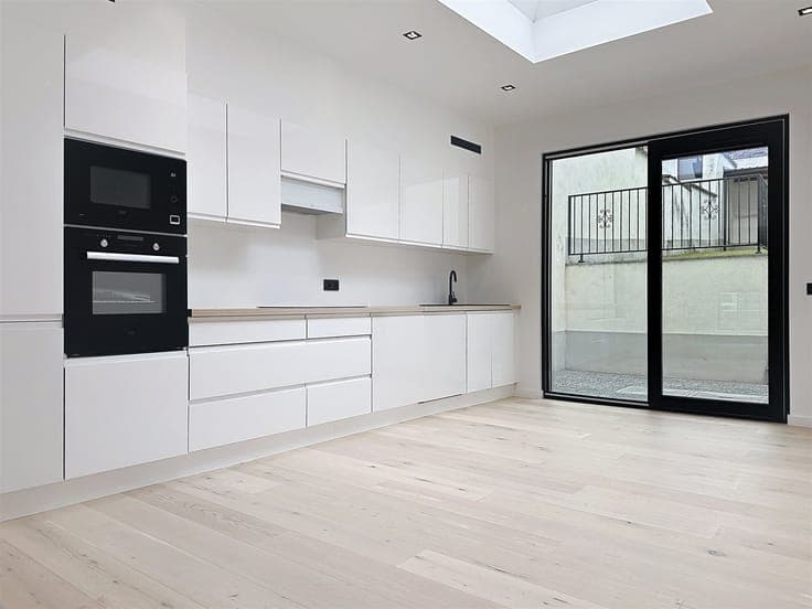 Beautifully Renovated Townhouse with 5 Bedrooms, 2 Bathrooms