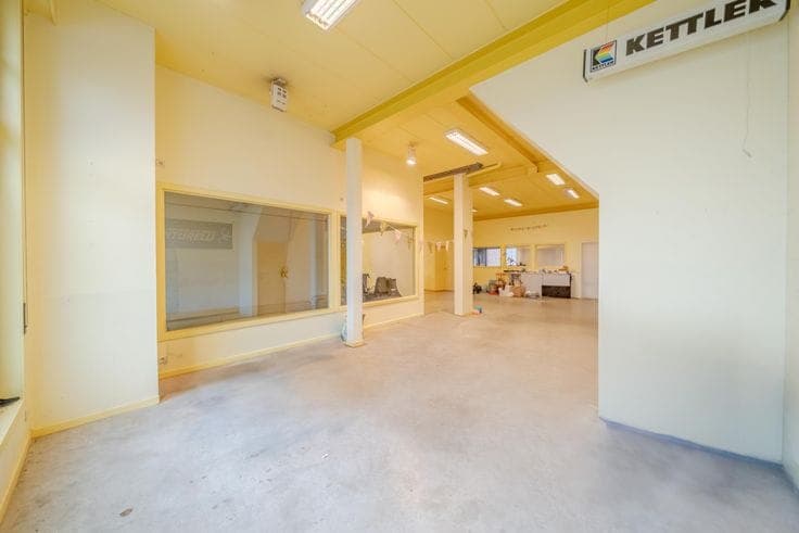 Ready-to-move-in property with ample storage space in Alver…