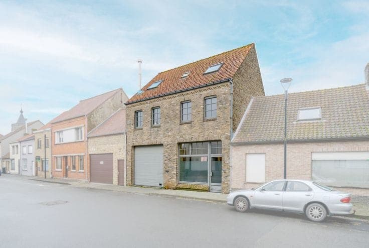 Ready-to-move-in property with ample storage space in Alver…