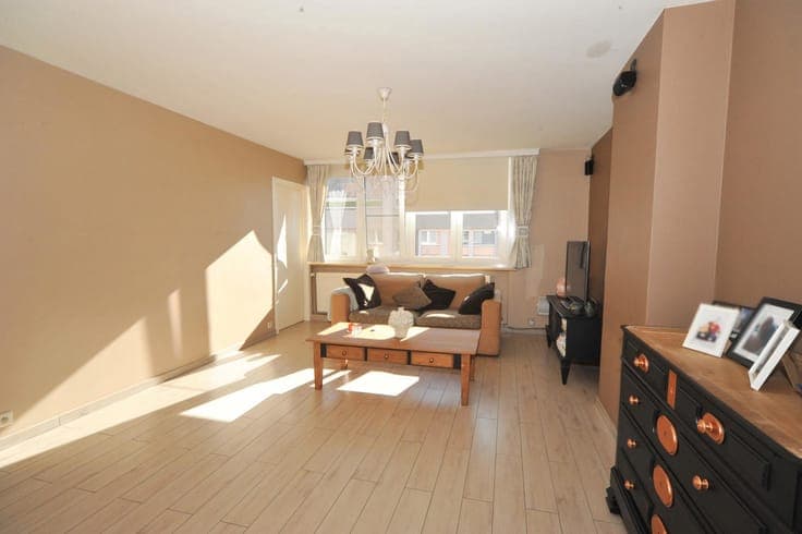 Ready-to-move-in bel étage, ideally located in Buizingen.
