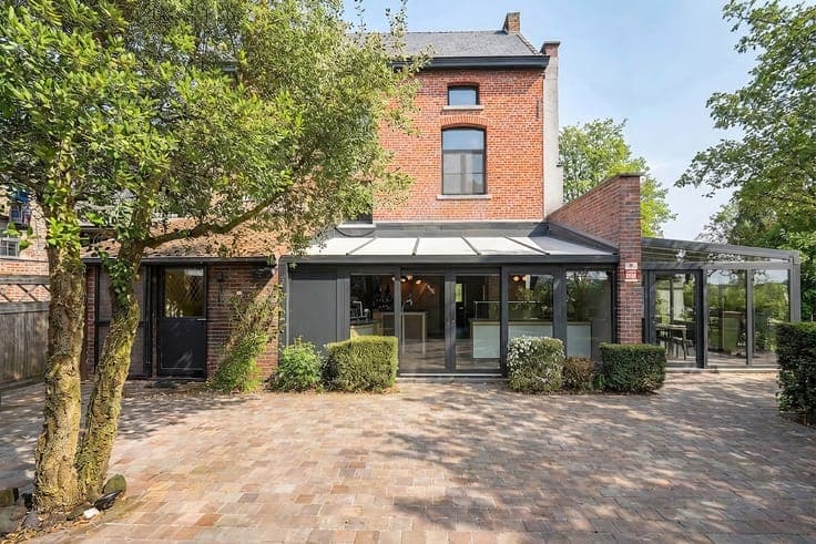 Elegant manor house for residential or professional use!