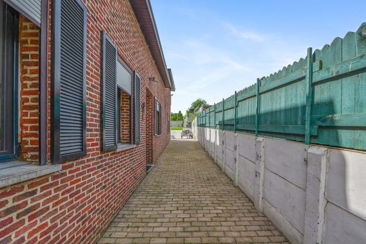 CHARMANTE OPEN BEBOUWING MET RUIME TUIN IN LINTER