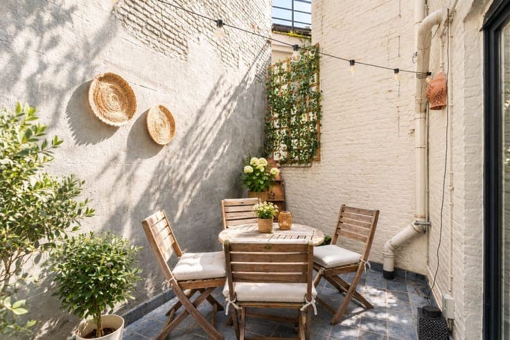 Characterful townhouse with cozy city courtyard in Berchem