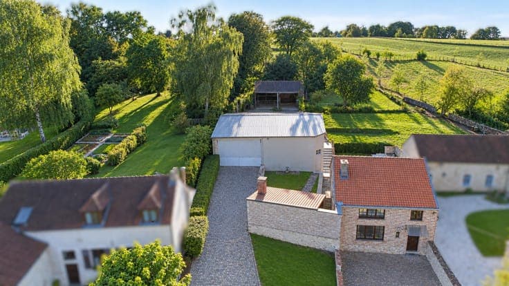 Maison rénovée avec entrepôt, bureau et box à chevaux.