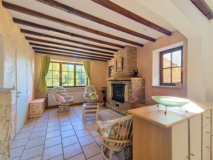 Maison rénovée avec entrepôt, bureau et box à chevaux.