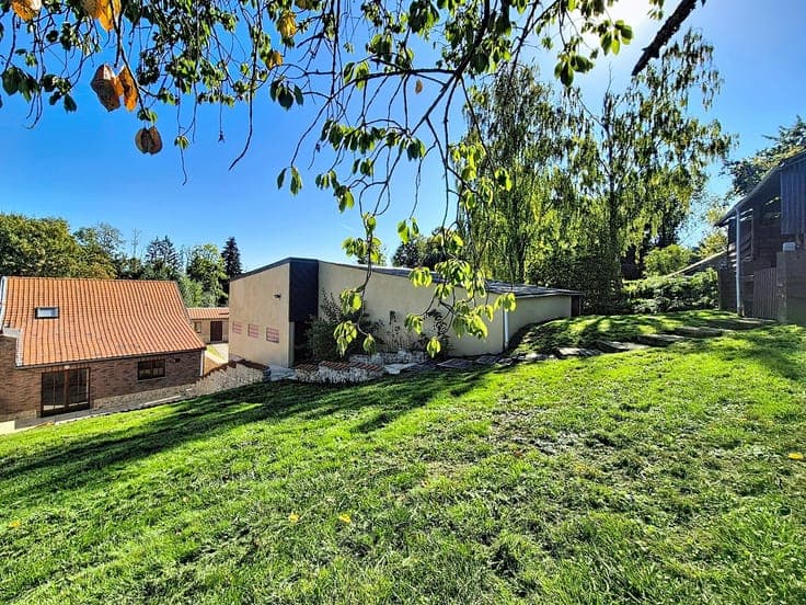 Maison rénovée avec entrepôt, bureau et box à chevaux.