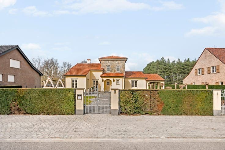 Villa with stables on a beautiful plot of 3,761 m² - peacef