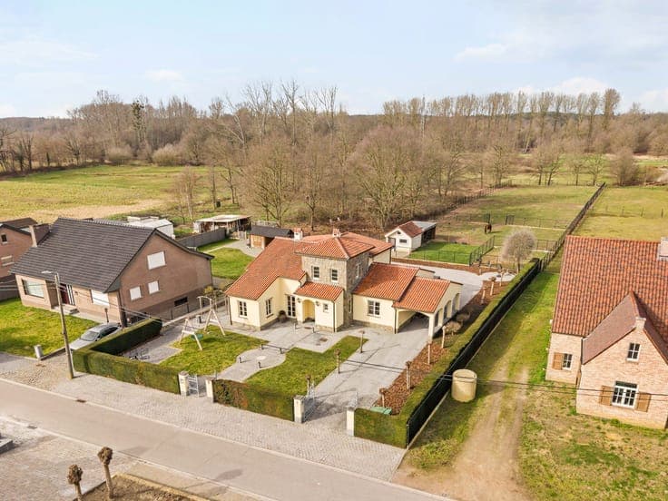 Villa with stables on a beautiful plot of 3,761 m² - peacef