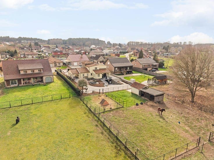 Villa with stables on a beautiful plot of 3,761 m² - peacef