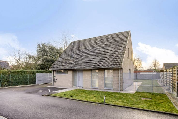 Ready to move in villa with 3 bedrooms and double garage in