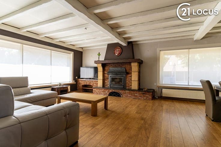 Well-maintained bungalow with sunny garden and generous livi