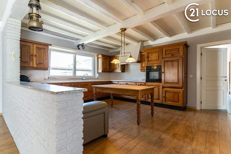 Well-maintained bungalow with sunny garden and generous livi