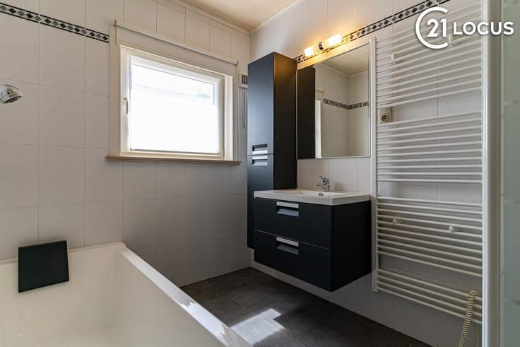 Well-maintained bungalow with sunny garden and generous livi