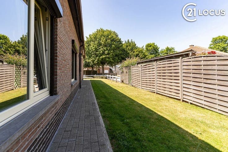 Well-maintained bungalow with sunny garden and generous livi