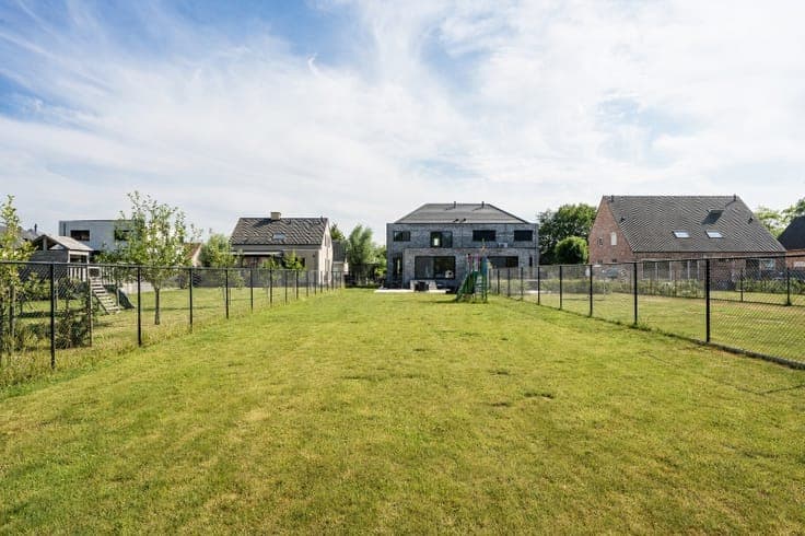 Moderne energiezuinige gezinswoning (2022) op een perceel...