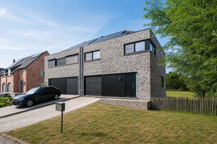 Moderne energiezuinige gezinswoning (2022) op een perceel...