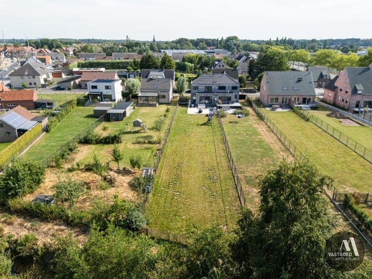 Moderne energiezuinige gezinswoning (2022) op een perceel...