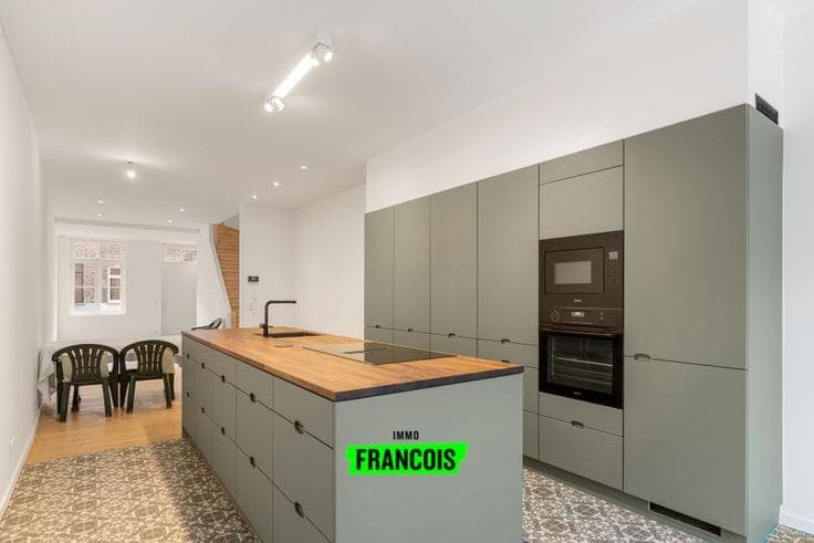 Bright and tastefully renovated town house near the rampart…