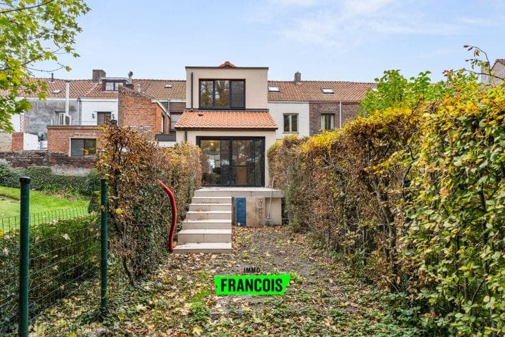 Bright and tastefully renovated town house near the rampart…