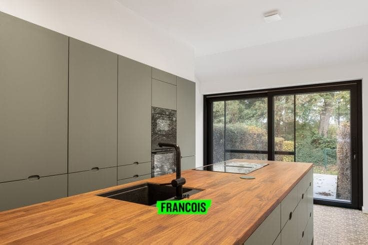 Bright and tastefully renovated town house near the rampart…