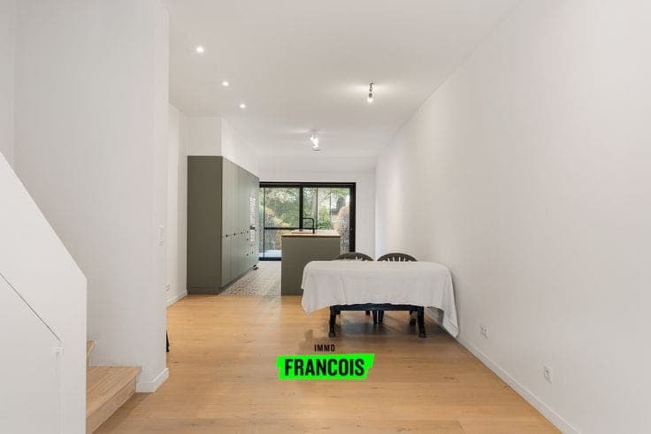 Bright and tastefully renovated town house near the rampart…