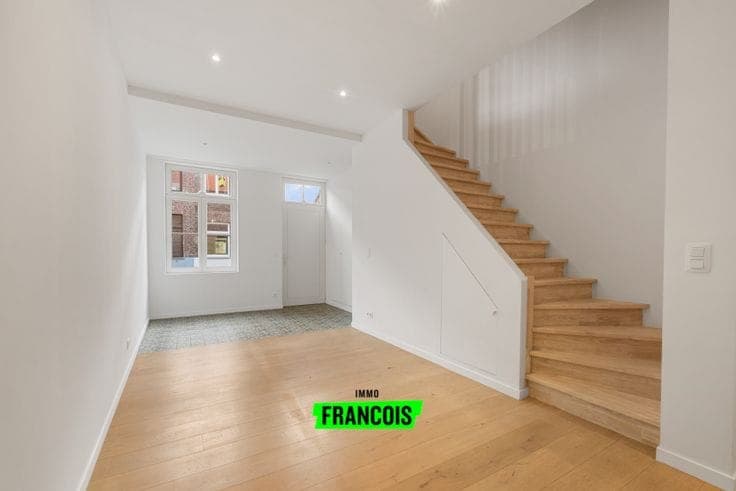 Bright and tastefully renovated town house near the rampart…