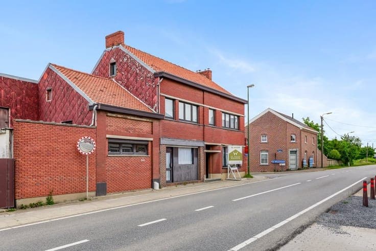 RUIME OPEN BEBOUWING MET 5 SLAAPKAMERS EN 290M² WOONOPPER...