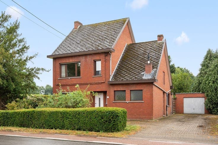 Ruime vrijstaande woning met groot renovatiepotentieel op...