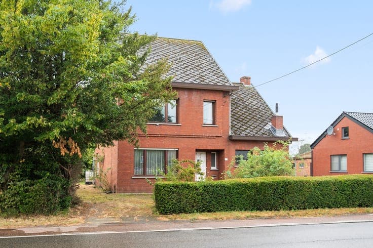Ruime vrijstaande woning met groot renovatiepotentieel op...