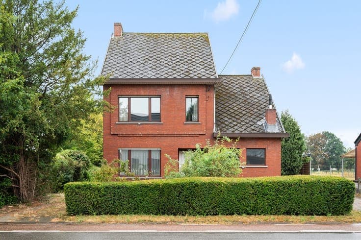 Ruime vrijstaande woning met groot renovatiepotentieel op...