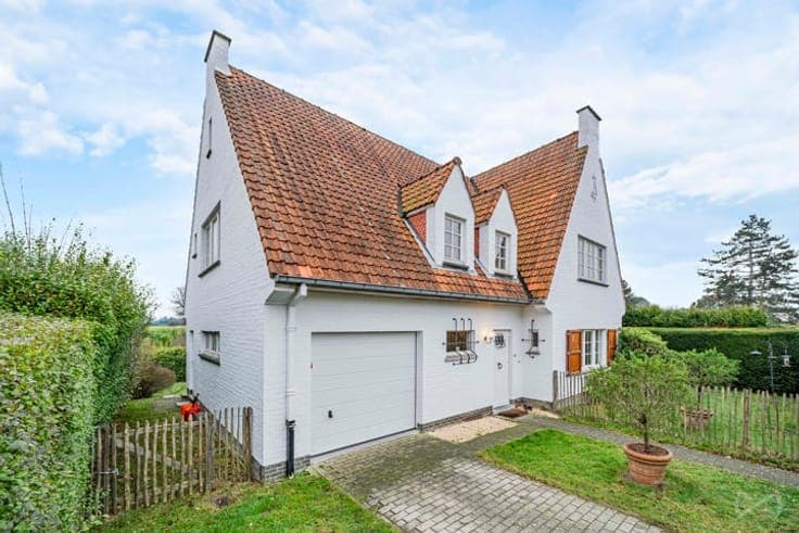 4-bedroom villa with garden and garage