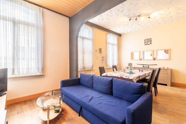 Opbrengsteigendom met ruim magazijn en appartement.