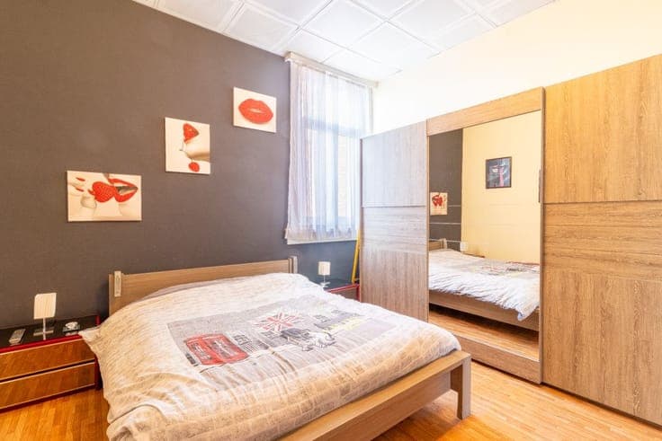 Opbrengsteigendom met ruim magazijn en appartement.