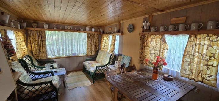 Wooncaravan met bijgebouw en grond