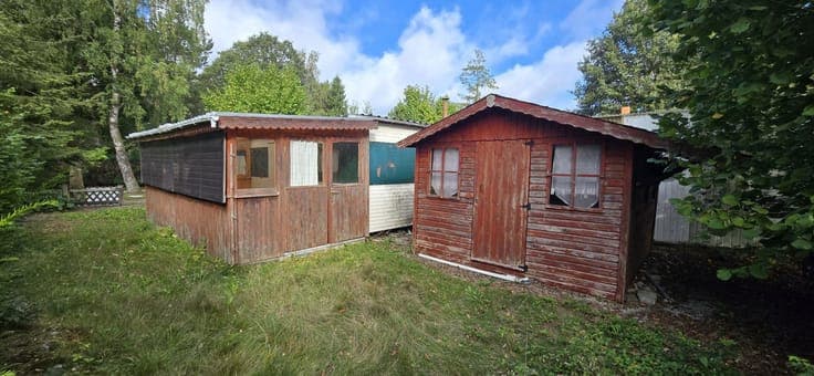 Wooncaravan met bijgebouw en grond