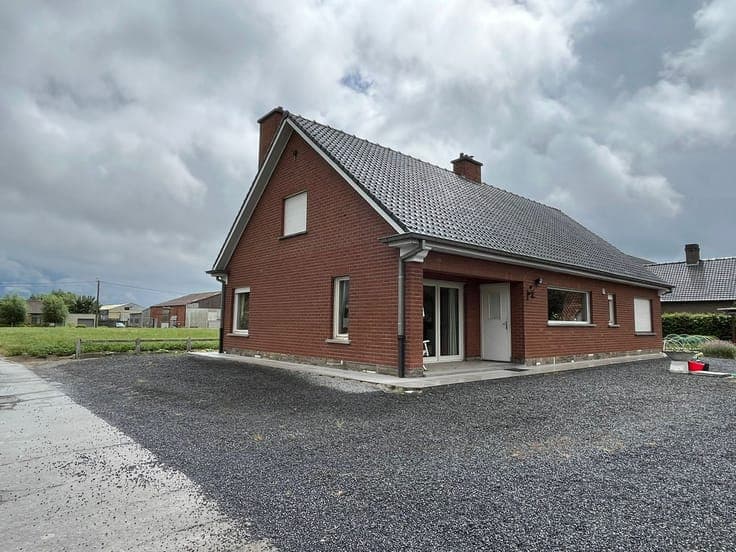 Authentieke hoeve met 26.000 m² grond te Dentergem.