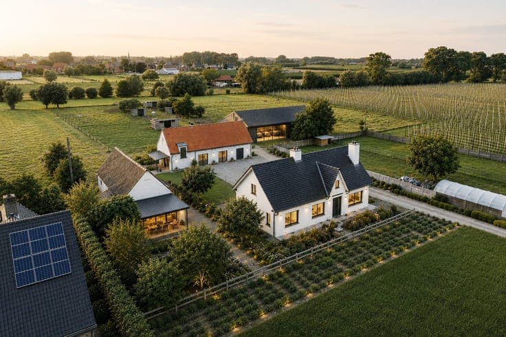 Authentieke hoeve met 26.000 m² grond te Dentergem.